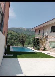 a swimming pool in the yard of a building at El Salón de Arriba in El Real de San Vicente