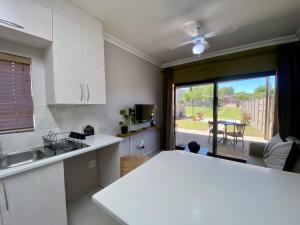 Kuchyň nebo kuchyňský kout v ubytování Aloe Hideaway