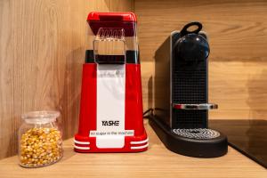 Příslušenství pro přípravu čaje a kávy v ubytování Love Room Strasbourg, Sauna, Spa, Suite Bali, Évasion Romantique et Sensuelle + 27 fotografií