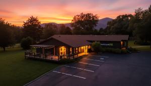 - une vue aérienne sur une maison avec un coucher de soleil dans l'établissement Basecamp151, à Afton