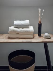 two towels sitting on a wooden shelf with a basket at LA BELLE IDEE in Nokere