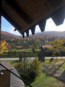 Una vista de un campo con una valla y árboles. en Ромашка, en Sheshory