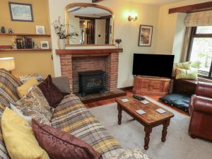 ein Wohnzimmer mit Couch und Kamin in der Unterkunft Bradshaw House in Castleton