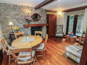 ein Wohnzimmer mit einem Holztisch und einem Kamin in der Unterkunft Bradshaw House in Castleton