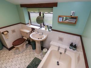 ein Badezimmer mit Toilette, Waschbecken und Badewanne in der Unterkunft Bradshaw House in Castleton + 37 Fotos