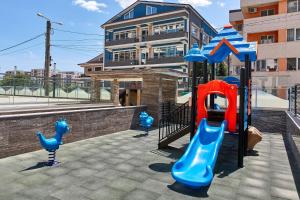 ナボダリにあるApartamente Nord 10の建物の前にある青と赤の遊具のある遊び場