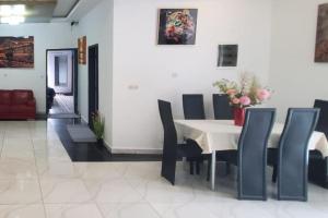 Cocodyにある3-Bed Apartment Sleeps 6 - Garden Parking Petsのダイニングルーム(白いテーブル、黒い椅子付) +17枚の写真