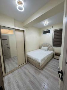 Postel nebo postele na pokoji v ubytování Georgia,Saburtalo berbukis 10street