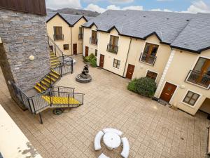 an overhead view of a courtyard of a building at 17 Clifden Court in Clifden