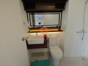 Ένα μπάνιο στο Cozy Intermark BSD Studio Apt Pool & Gym +10 φωτογραφίες