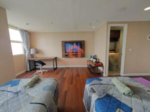 Ένα ή περισσότερα κρεβάτια σε δωμάτιο στο Cozy Intermark BSD Studio Apt Pool & Gym