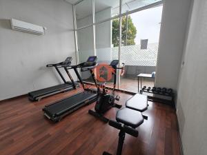 Γυμναστήριο ή/και όργανα γυμναστικής στο Cozy Intermark BSD Studio Apt Pool & Gym