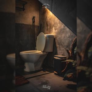 a bathroom with a white toilet in a room at 旅兜-hostel 蘭嶼 in Lanyu