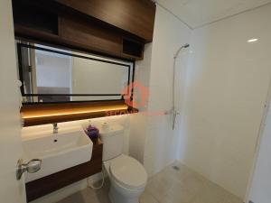 Ένα μπάνιο στο Cozy Intermark BSD Studio Apt Pool & Gym +20 φωτογραφίες