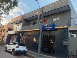 een witte auto geparkeerd voor een gebouw bij Comfortable studio, well located in Macapá