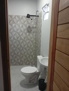 een badkamer met toilet en wastafel bij Comfortable studio, well located in Macapá