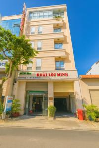 Khải Lộc Minh Hotel Hồ Chí Minh في مدينة هوشي منه: مبنى بني اللون مكتوب عليه كاني هوجان نينجا