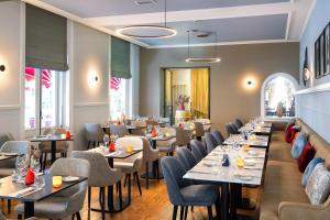 eine Reihe von Tischen und Stühlen in einem Restaurant in der Unterkunft Bilderberg Grand Hotel Wientjes in Zwolle