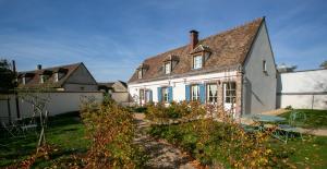una casa blanca con techo en Aux Roses et aux Poutres, en Le Tremblay-le-Vicomte