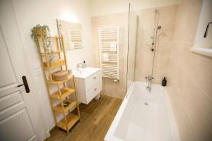 Un baño de Aux Roses et aux Poutres 98 fotos más