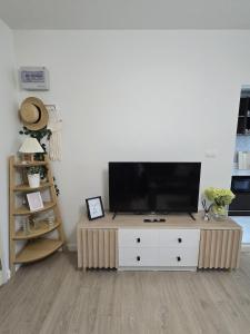 Μια τηλεόραση ή/και κέντρο ψυχαγωγίας στο Baan Peang Ploen - condo