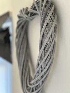 une couronne de corde accrochée à un mur dans l'établissement Oxwich View Cottage, à Swansea