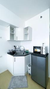a small kitchen with a sink and a microwave at Modern Comfort Studio with City Views in Molo