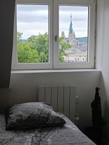 ルーアンにあるAppartement de charme centre villeの城の景色を望む窓付きのベッドルーム1室