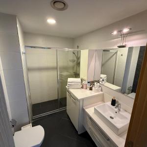Ένα μπάνιο στο Bright 2BR Home in Central Istanbul