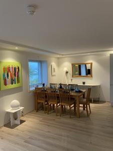 een eetkamer met een tafel en stoelen bij Modern apartment with mountain and sea view in Svolvær