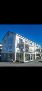 Un gran edificio blanco con muchas ventanas. en Modern apartment with mountain and sea view, en Svolvær