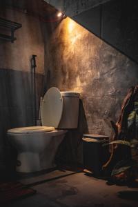 a bathroom with a toilet in a dark room at 旅兜-hostel 蘭嶼 in Lanyu