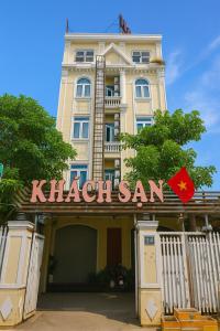 Un edificio con un cartel que dice Khalili San en Hoàng Phương Hotel Hồ Chí Minh, en Ho Chi Minh