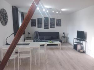 TV a/nebo společenská místnost v ubytování Hamburg - Haus - Airport 2