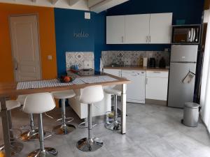 Η κουζίνα ή μικρή κουζίνα στο Maison T4 avec jardin à 300 m de la plage