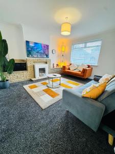 Una sala de estar con un sofá y una chimenea. en Swanky Dudley Retreat, en Dudley