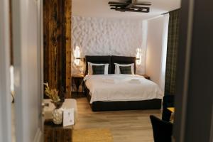 ein Schlafzimmer mit einem großen Bett in einem Zimmer in der Unterkunft Rădăcini in Câmpulung Moldovenesc