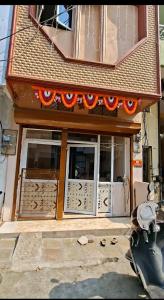 Un frente de tienda de un edificio con un letrero en él en Shree Shivay Residency, en Ujjain