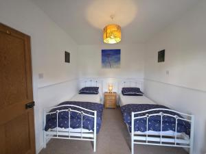 - deux lits jumeaux dans une chambre lumineuse dans l'établissement Cosy Apartment in Fettercairn, à Fettercairn 12 autres photos