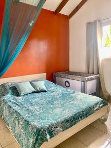 a bedroom with a bed and a window at Villa Surf Kreol moderne à 3 min du Souffleur in Port-Louis