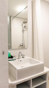 Koupelna v ubytování Omar Hotel
