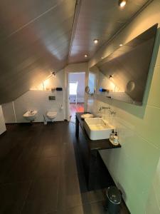 スコールルにあるLoft aan Zee Bergen- Schoorlのバスルーム(洗面台、トイレ2つ付) +23枚の写真
