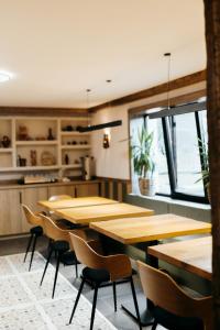 eine Reihe von Tischen und Stühlen in einem Restaurant in der Unterkunft Rădăcini in Câmpulung Moldovenesc