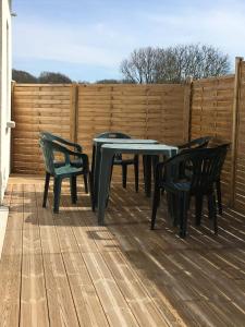 eine Terrasse mit 2 Tischen und Stühlen auf einer Terrasse in der Unterkunft Maison de charme Saint Valery sur Somme Baie de Somme in Arrest