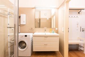 een badkamer met een wasmachine en een wastafel bij 212 St Petersburg, Studio Apartment, 27m2, 1-2 Pers in Klagenfurt +30 foto's