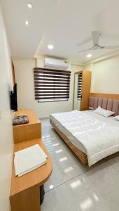 Postel nebo postele na pokoji v ubytování Hotel Kavita Inn