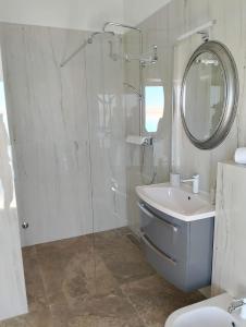 Et badeværelse på Villa Alessandro on the beach