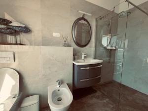 Et badeværelse på Villa Alessandro on the beach