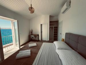 En eller flere senge i et værelse på Villa Alessandro on the beach