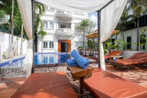 a resort with a swimming pool and a building at Villa Wat Bo in Siem Reap